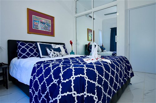 Photo 8 - Exotic Beach Vacation Apartment with Picuzzi