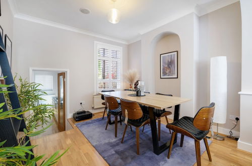 Photo 17 - Luxury 3 Bedroom 2 Bathroom House Fulham