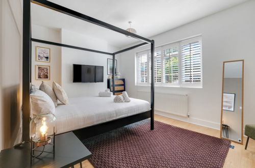 Photo 12 - Luxury 3 Bedroom 2 Bathroom House Fulham