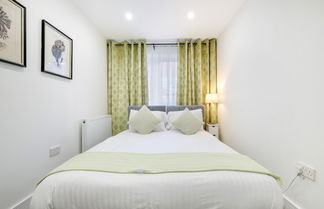 Photo 2 - Luxury 1 & 2 bed Apartment free parking