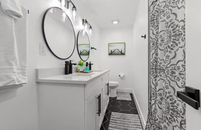 NEW Mid Century Modern Largo Retreat - Foto 17