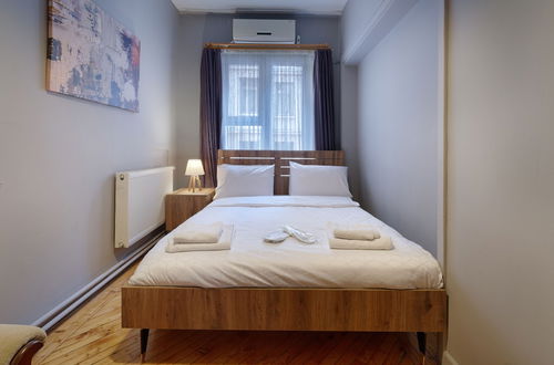 Photo 16 - Marvelous Bright 4BR Ap in Taksim Square