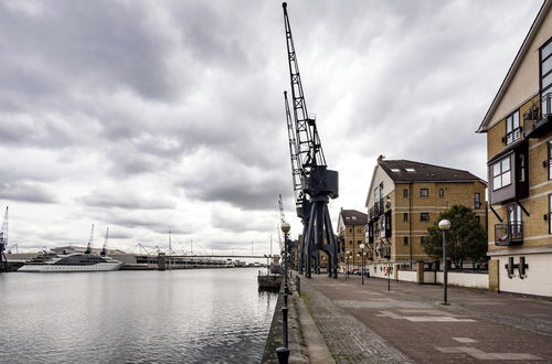 Photo 10 - Panoramic Docklands Home With Waterfront Views by Underthedoormat