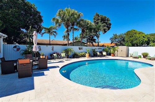 Foto 7 - Pines Paradise - Luxury Home Pool BBQ Parking