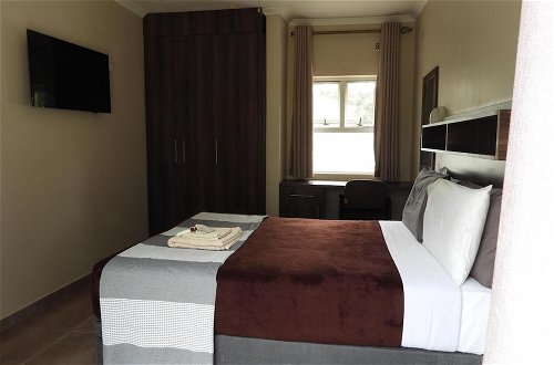 Photo 5 - 2 Bedroomed Apartment With En-suite and Kitchenette - 2066