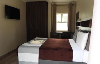 Photo 3 - 2 Bedroomed Apartment With En-suite and Kitchenette - 2070