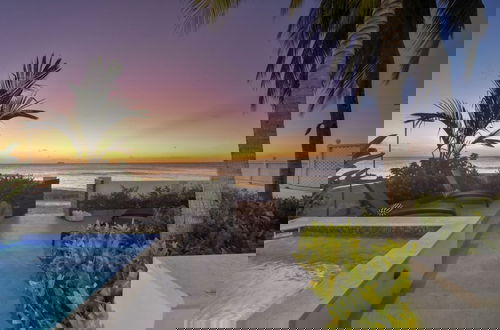 Foto 11 - Exceptional Beachfront Living - Milord Sunsets 3 Bedroom Home by Blue Sky Luxury