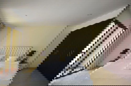 Foto 2 - Modern Studio with Sweeping City Views