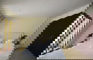Foto 2 - Modern Studio with Sweeping City Views