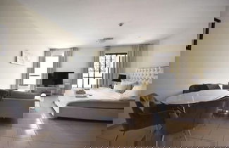 Foto 3 - Modern Studio with Sweeping City Views