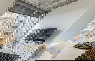 Foto 2 - High Rise Luxury Condo With Lake & City Views