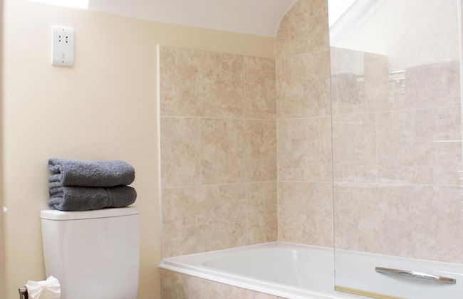 Charming 1-bed Loft in Caerleon - Photo 8