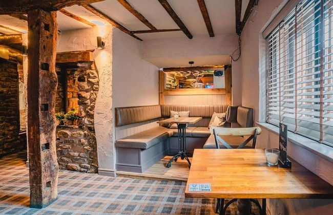 Charming 1-bed Loft in Caerleon - Photo 9