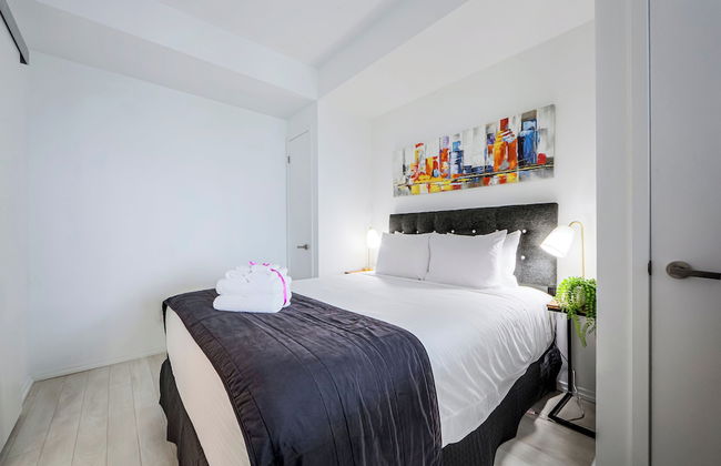 City View High Floor Bay & Gerrard Pet Friendly Condo Walk to Sick Kids Hospital - Photo 4