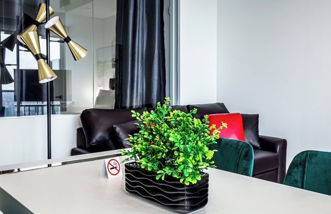 City View High Floor Bay & Gerrard Pet Friendly Condo Walk to Sick Kids Hospital - Photo 6