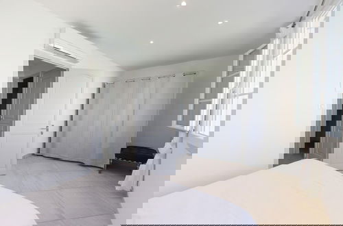 Photo 9 - Superb Vacation Home With Pontoon