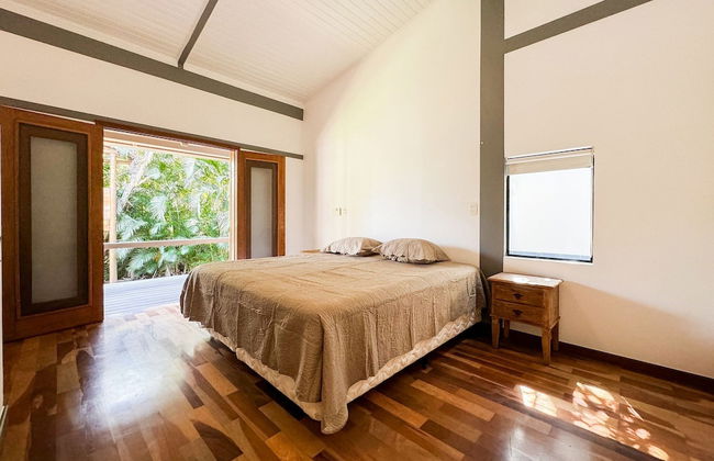 Arquitetura única na Granja Viana - Foto 1