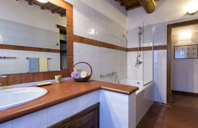 Stunning Villa With Terrace and Private Pool in Tuscan Hills - Photo 8