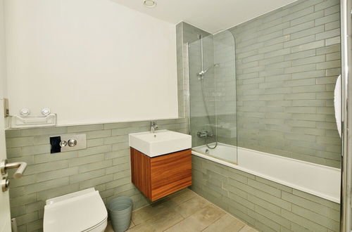 Photo 8 - Contemporary 2 bed apartment - Ashford