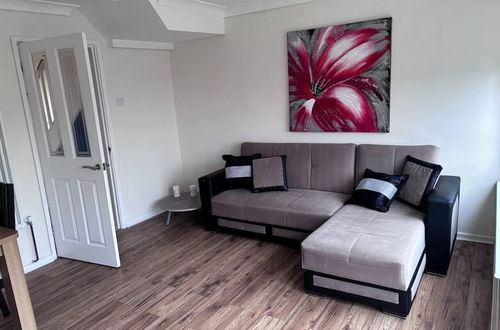 Photo 14 - Spacious 2-bed Apartment in Hornchurch