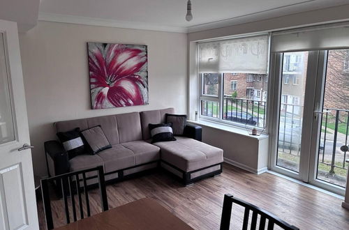 Photo 12 - Spacious 2-bed Apartment in Hornchurch