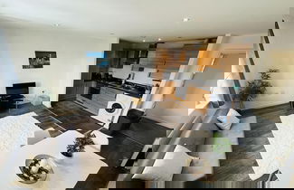 Photo 1 - Two Bedroom Chic Apart,heathrow With Wifi & Sky tv