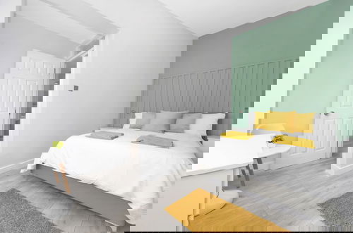 Foto 6 - Stylish 4-bed Apartment - Parking & Central Links