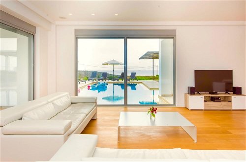 Photo 3 - Luxury Villa Stella With Private Swimming Pool