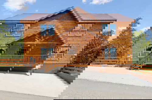Foto 69 - Smoky Mountain Splash 6 Bedroom Cabin by RedAwning