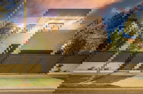Foto 54 - Luxe Weho Villa, Walk to Melrose Ave, Pool + Hot Tub North Vista by Avantstay