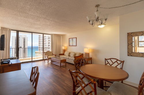 Foto 16 - Beautifully Renovated 32nd Floor Deluxe Ocean View Waikiki Condo by Koko Resort Vacation Rentals