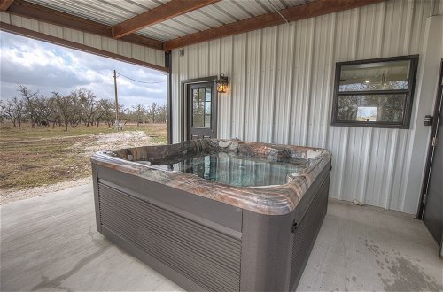 Foto 22 - Hill Country Hideaway With Fire Pit and Hot Tub