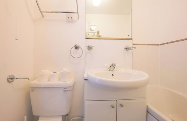 2 Bed Apartment Overlooking Water - Foto 30
