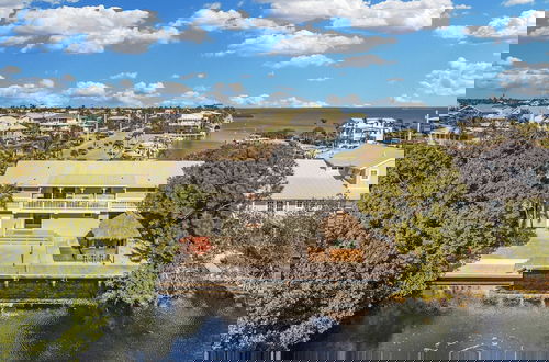 Foto 46 - Beautiful Water Views From Every Room In The House 3 Bedroom Home by RedAwning