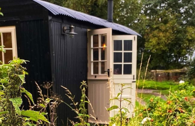 1 Bed Glamping Hut - Firepit, Fireplace, Views - Foto 17