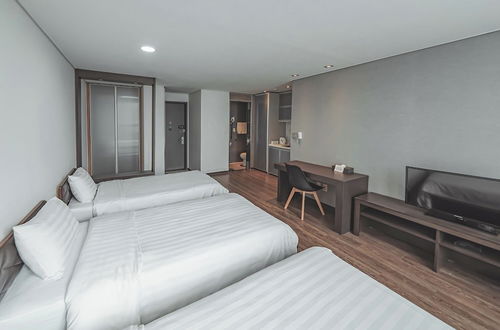 Photo 18 - Brown Suites Hotel Sinchon Central