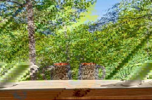 Foto 47 - Romantic Cabin Retreat By Ghosal Luxury Lodging