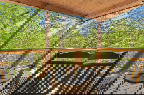 Foto 44 - Romantic Cabin Retreat By Ghosal Luxury Lodging