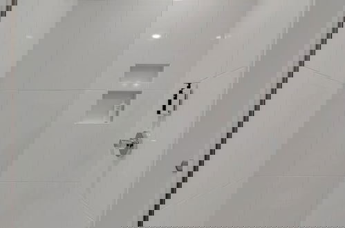 Foto 64 - The Grove by AvantStay – Stylish Group Stay with Private Bathrooms