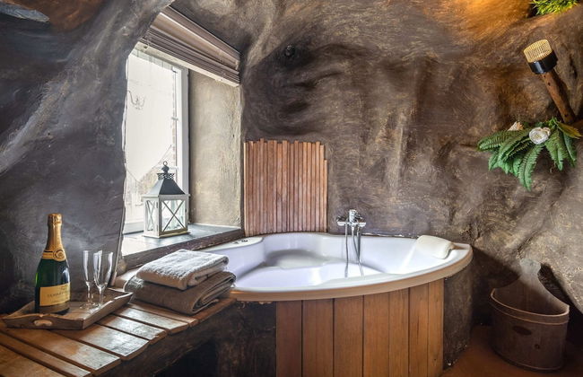 Beautiful Holiday Home with Hot Tub, Sauna & Monumental Fireplace - Foto 14
