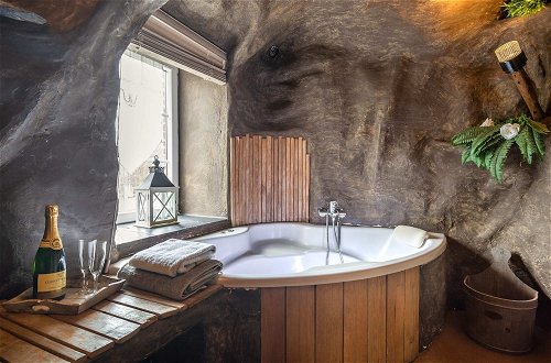 Photo 15 - Beautiful Holiday Home with Hot Tub, Sauna & Monumental Fireplace