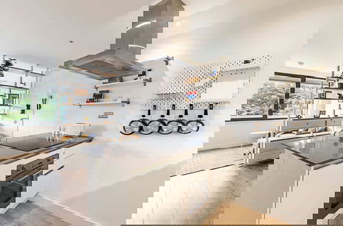 Photo 7 - Well-connected, Cosy and Bright Modern Flat
