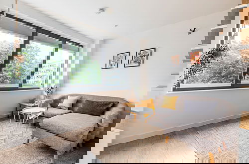 Photo 8 - Well-connected, Cosy and Bright Modern Flat