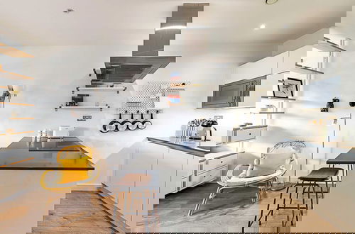 Photo 5 - Well-connected, Cosy and Bright Modern Flat