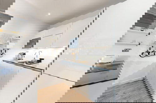 Photo 6 - Well-connected, Cosy and Bright Modern Flat