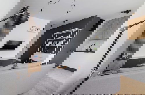Foto 24 - Black and Grey Apartment by Renters