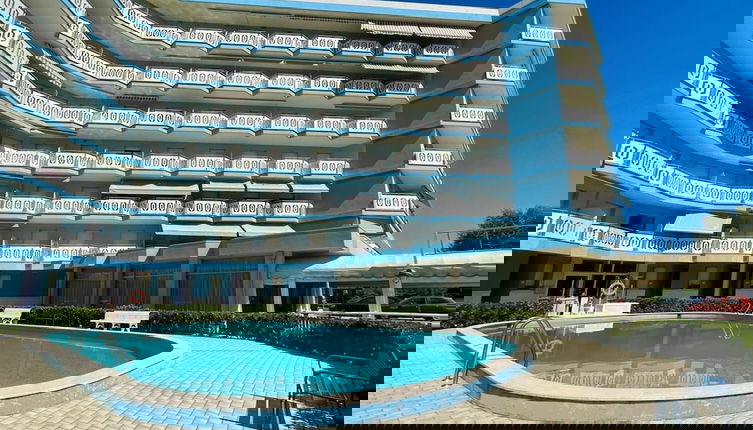 Foto 1 - Central Apartment With Shared Pool