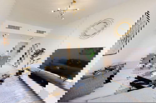 Foto 9 - Luxury 3BR Designer Retreat with Parking