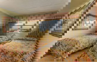 Foto 3 - Tastefully Decorated Condo with Scenic Beach Views by RedAwning