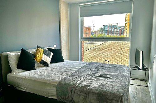 Foto 5 - Captivating 2-bed Skyview Apartment in Leeds
